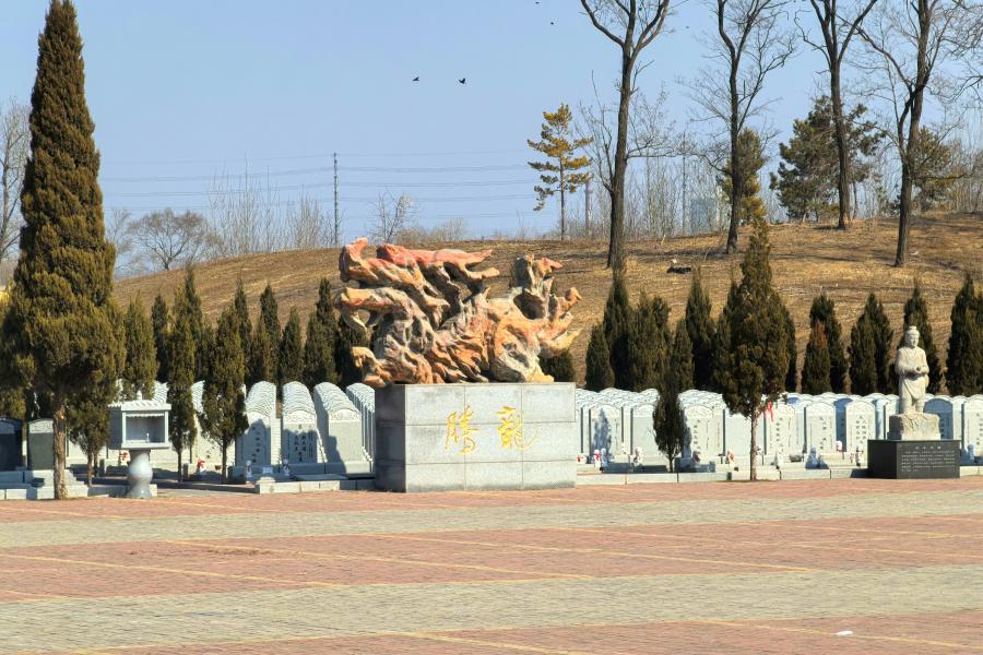 沈阳西郊卧龙墓园