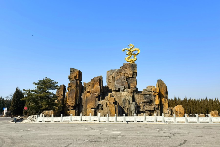 沈阳西郊卧龙墓园